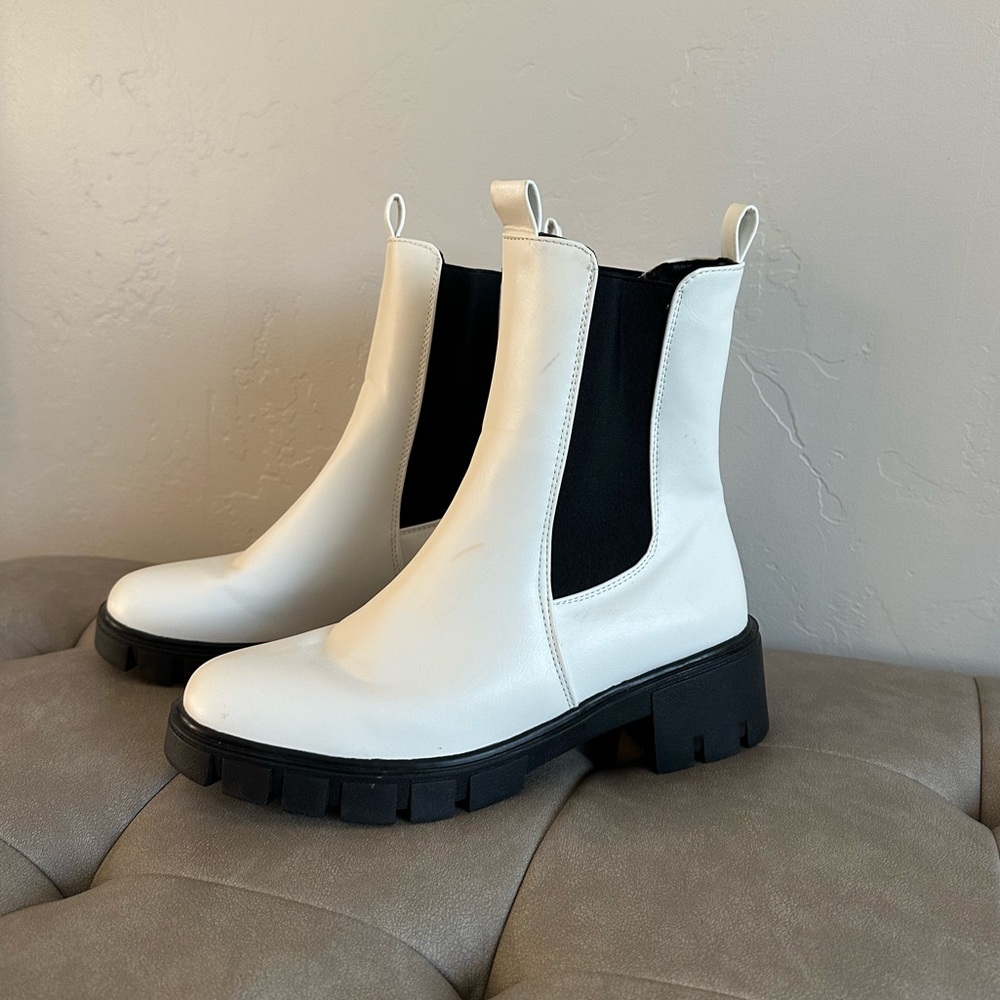 BRAND NEW
Women’s White Boots 
Size 9